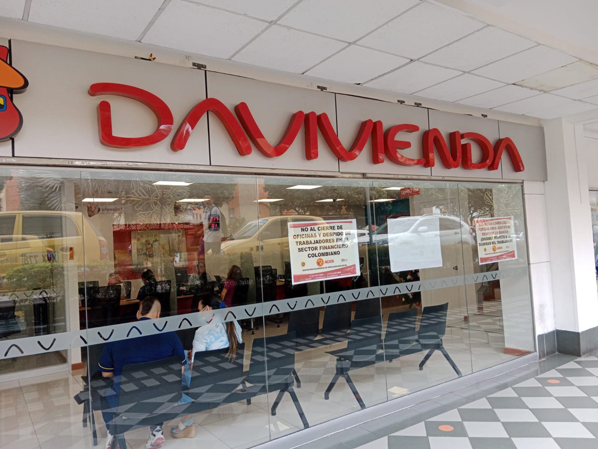 Yennisab's tweet photo. #NoMasAcosoLaboralEn el sector financiero , no más despidos disfrazados ¡ Viva el derecho al trabajo digno en los bancos ! @acebnacional https://t.co/GMVjHzbG1e