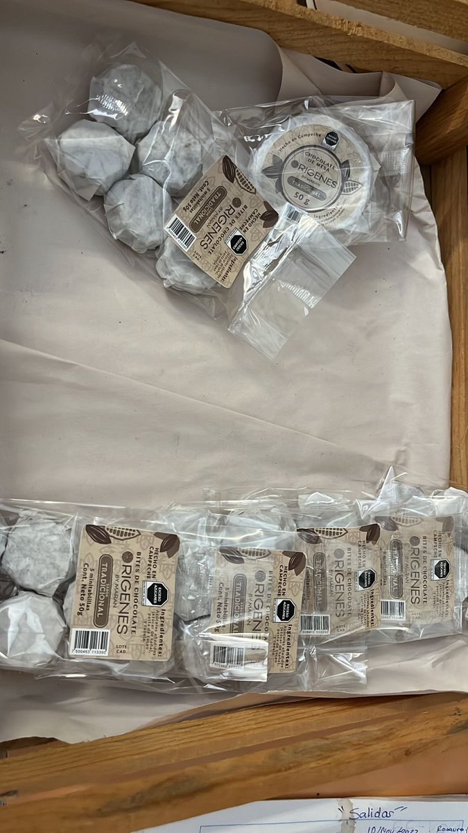 Marancdcarmen's tweet photo. Salen los primeros pedidos a Conzumel  y Playa del Carmen.
#ChocolateDeMesa artesanal 45% cacao.
Bites de chocolate semi-amargo pedido para Merida.
#ConCalidadDesdeElOrigen 
#Campeche 
@SimonLevyMx @latiienditamx 
Consume Campeche, Consume local https://t.co/M9zKJ3ZCWo