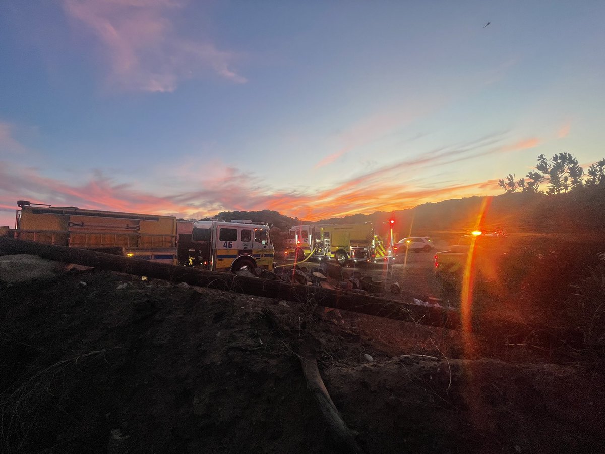 VCFD_PIO's tweet photo. #StudioFire; FFs have extinguished a RV fire with little fire spread into brush. Quick attack by @LACoFDPIO and @VCAirUnit helicopters knocked the heat out until FFs arrived with hose lines. This fire was around Bell Ranch rd and Thompson Ln. @VCFD #VCFD https://t.co/aTiuMcCeFJ