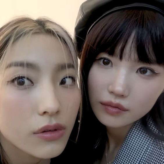 haromfile's tweet photo. hii flovers! this is a new account dedicated to posting pics, clips, and edits of #hayoung &amp; #saerom of #fromis_9. flovers pls retweet and like to help us grow 💙 https://t.co/dCaYuODcOg