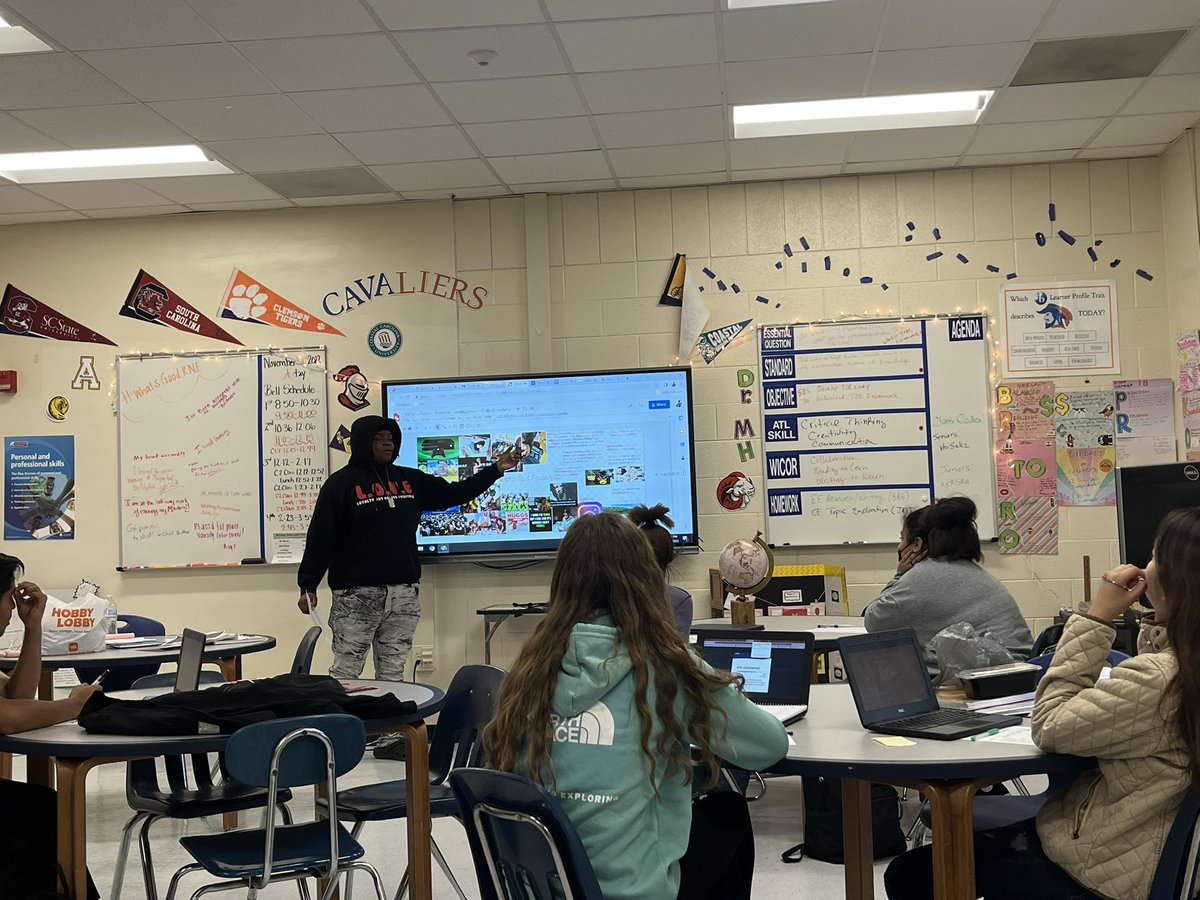 Cre8tiveRhodes's tweet photo. IB Juniors presented their collages which represents their goals, wishes, uniqueness, & diverse background. We all were learners today. It was great to observe my students taking notes & inquiring about different beliefs & traditions. We are ONE @RNECavaliers #unity #IBPPS https://t.co/TLN4CzAEF1