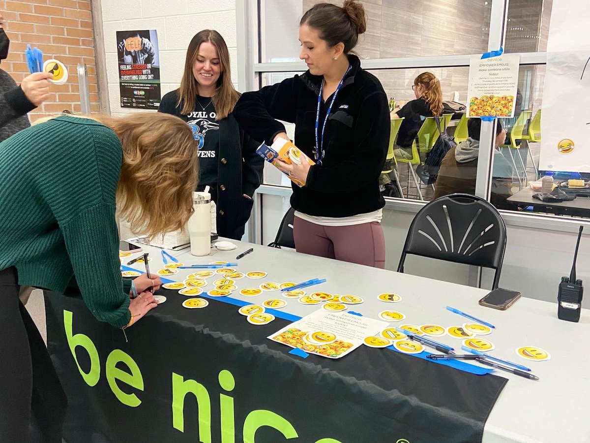 ROHS_Reimold's tweet image. Today @ ROHS. be Nice was spreading kindness and gratitude w/ emoji messages. Reynolds partnered w/ ss to raise $ for a local rescue. Steve was the most popular pup in the area. Sorry River ROMS, Steve stepped up the cuteness. 😋 1/2