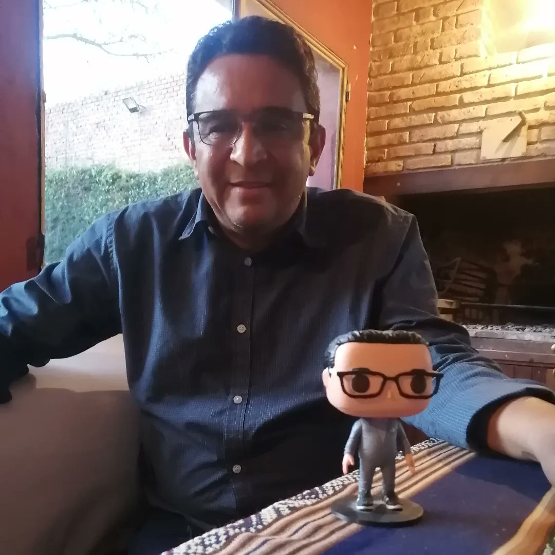 Danielo Nuñez posa con un FUNKO POP de sí mismo.

Asesiné al contexto. No existe más. Murió. Es la foto del milenio.