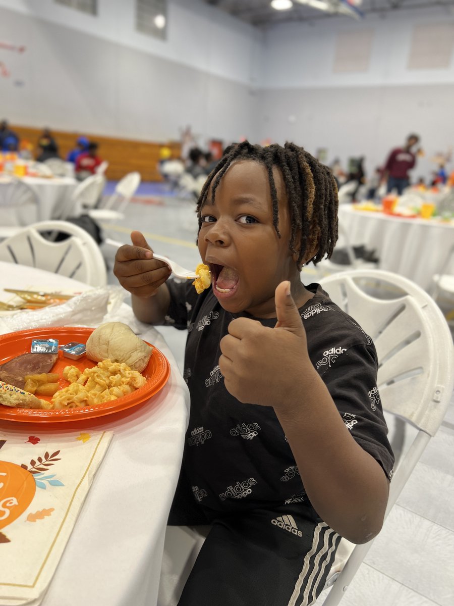 bgcswmi's tweet photo. Thank you to the team at @MaytagUSA for spending their #DayofDependability celebrating the season with our Benton Harbor youth and teens at our Fettig Youth Campus. Good food, good friends, and good fun! #thanksgiving https://t.co/VPC6XeXml0