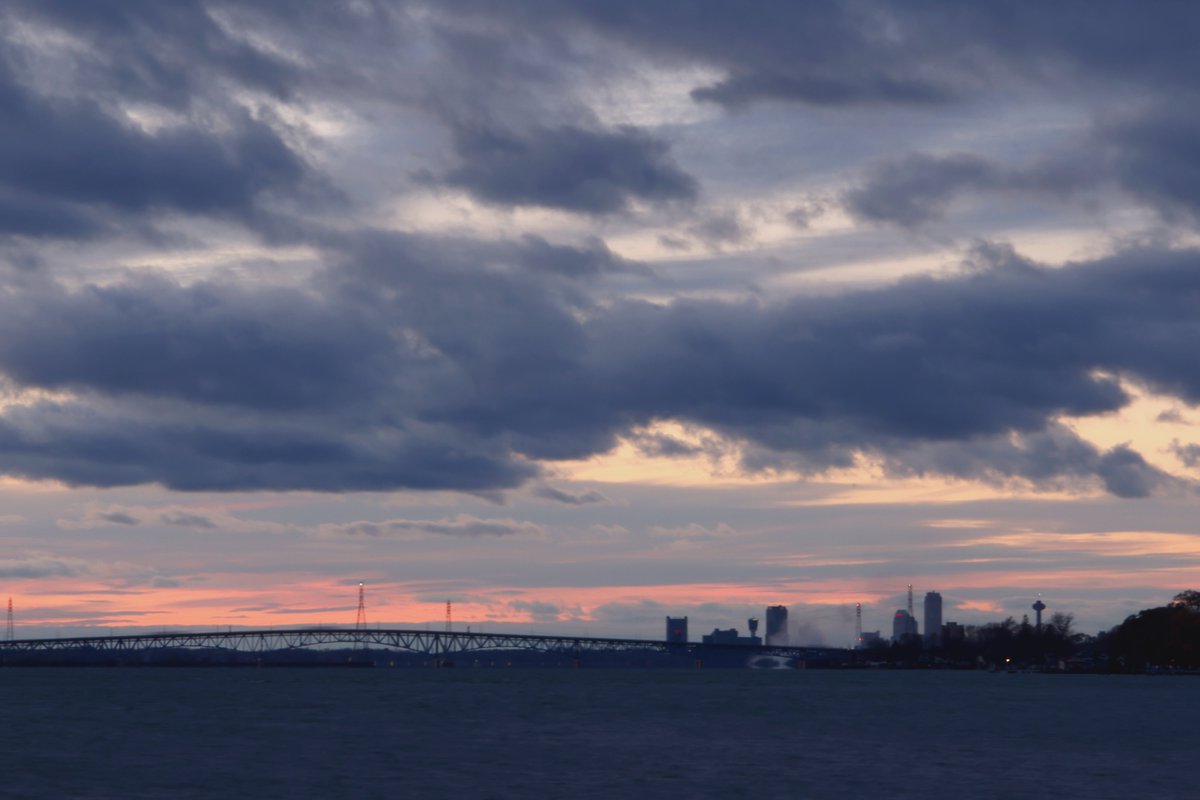 FototakerTony's tweet photo. A very #cold #upperNiagara with high winds, a sign of things yet to come BUT we've been out in #colderTemps. #calmBEFOREtheStorm #WNY #nubes #elTiempo #wetter @CityOfNFallsNY #stormy @NiagaraRegion @news4buffalo #EYEofMyCamera https://t.co/oq7jTUbALn
