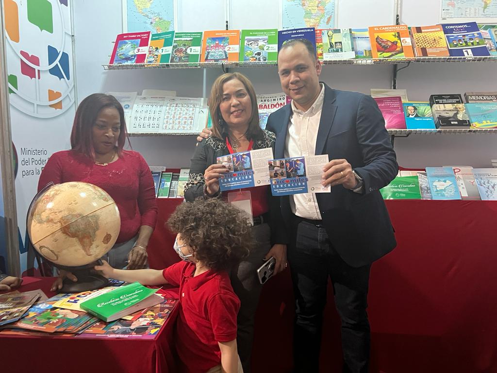 DGRPA1's tweet photo. #16deNov. Nuestro Viceministro de Educación @vicent_carvajal visitó el stand #Filven2022 donde se expone una muestra de la Revista Tricolor y libros de la Colección Bicentenaria.

#LaHistoriaEstaDeNuestroLado 

#GraeldiJiménez

@_LaAvanzadora 
@cenal_ve 
@pedrodiazg06 https://t.co/cRCFtArIIY