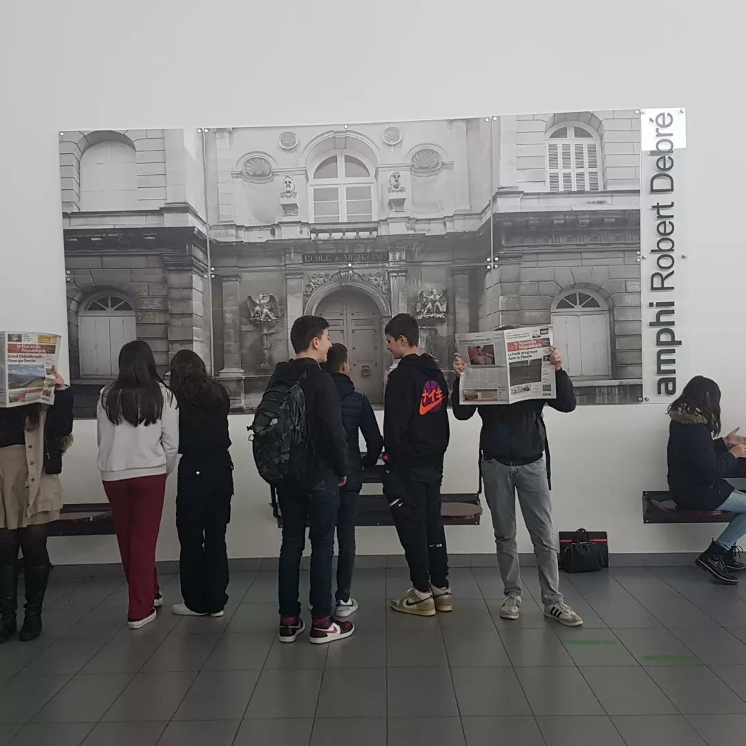 LyceeEmileRoux's tweet photo. Après-midi immersion #capsup, #Parcoursup,avec les élèves de 2nde, à la Faculté de Médecine et Pharmacie de #Poitiers. Accueil par le Doyen de la Faculté .
@acpoitiers
#les_pharmaciens
@AEPPoitiers https://t.co/1XQ6Lqr8Cm
