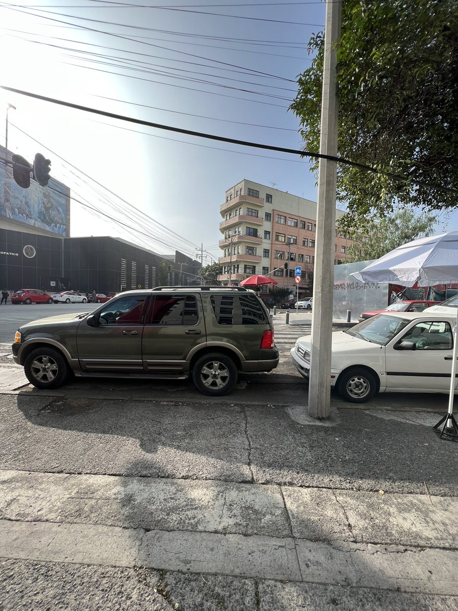 Skywakko's tweet photo. Un nuevo día, un nuevo estorbo. @AlcCuauhtemocMx @LaSEMOVI @UCS_GCDMX https://t.co/kyCiBb8pwd