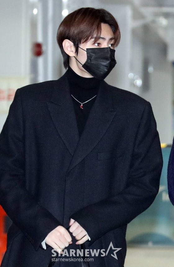 kungyaz_'s tweet photo. sunghoon                        sunghoon 
 at Incheon airport         at NAIA https://t.co/G6whxkKC11
