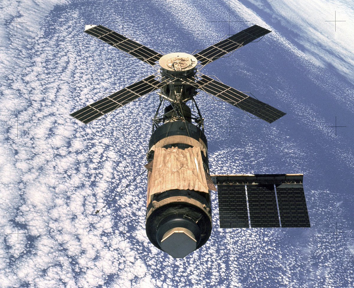 lfarrec's tweet photo. Skylab:
Primera estación espacial estadounidense que orbitó alrededor de la Tierra de 1973 a 1979 y fue visitada por astronautas en tres ocasiones durante sus dos primeros años de servicio. La primera tripulación realizó tareas de reparación profundas y permaneció 28. https://t.co/ATSmHBazlI