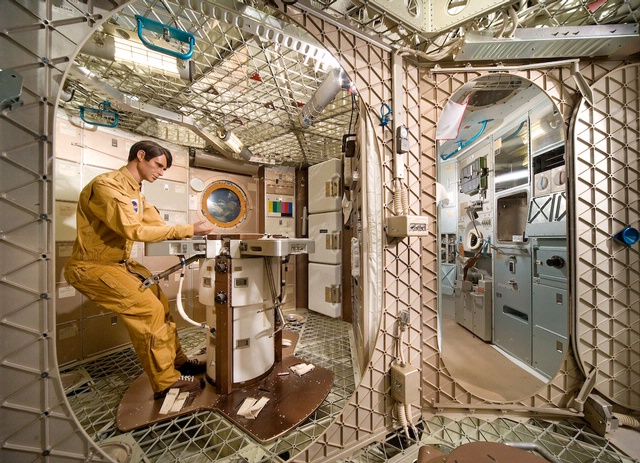 lfarrec's tweet photo. Skylab:
Primera estación espacial estadounidense que orbitó alrededor de la Tierra de 1973 a 1979 y fue visitada por astronautas en tres ocasiones durante sus dos primeros años de servicio. La primera tripulación realizó tareas de reparación profundas y permaneció 28. https://t.co/ATSmHBazlI