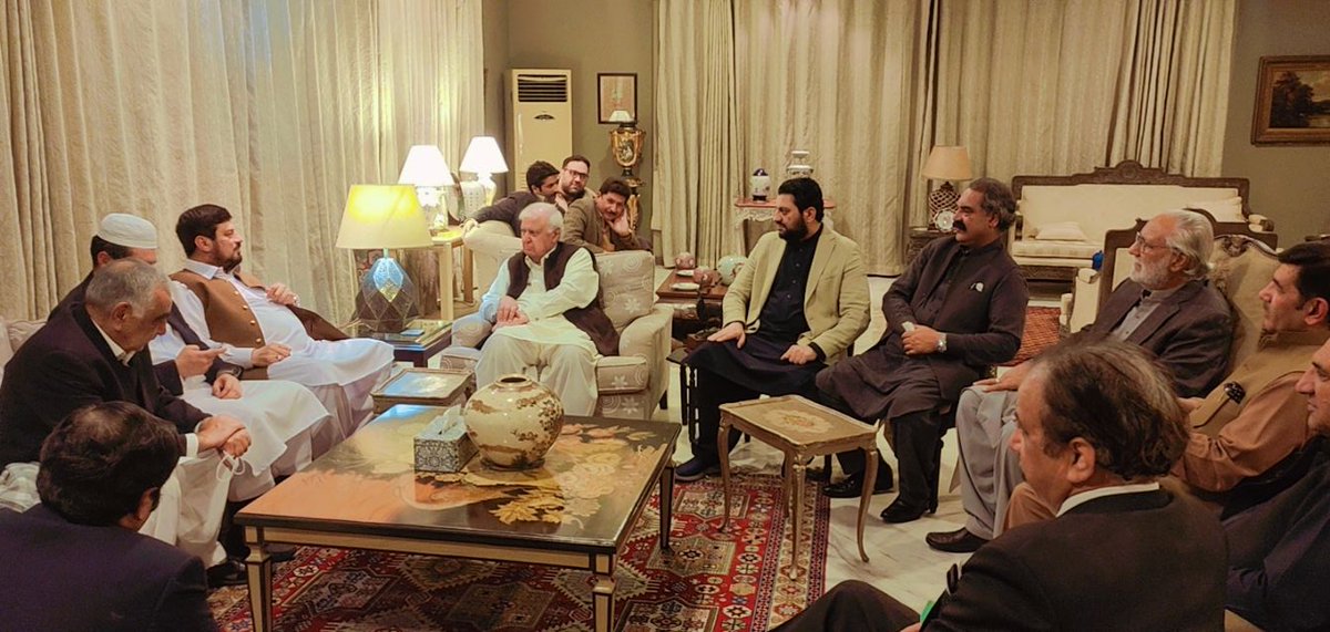 AftabSherpao's tweet photo. وطن کور پشاور؛ گورنر خیبرپختونخواہ حاجی غلام علی سے ملاقات
ملکی سیاسی صورتحال و باہمی امور پر گفتگو
ان کے ہمراہ آنے والے وفد میں مئیر پشاور حاجی زبیر علی اورجے یو آئی کے دیگر مشران بھی شامل تھے

#QWP https://t.co/1LEDgECWBE