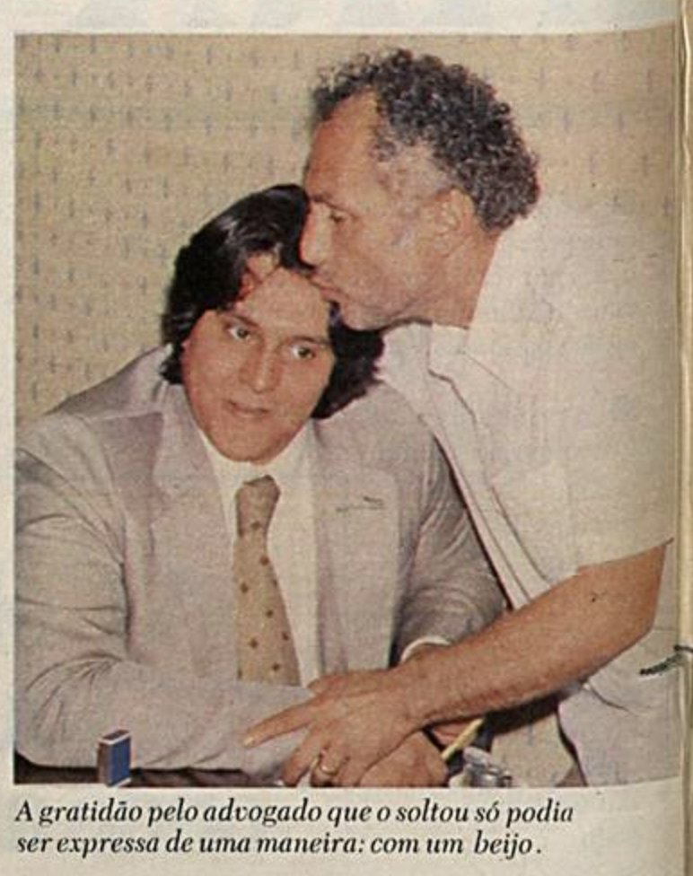 ruivanorio's tweet photo. A capacidade dele de driblar seguranças era tão extraordinária que a polícia chegou a prendê-lo preventivamente. E quem foi que resgatou ele da prisão? Um jovem advogado chamado Roberto Jefferson. Sim, foi graças ao Bob Jeff que o Beijoqueiro pôde beijar os pés do João Paulo II. https://t.co/8mWTiA6HzT