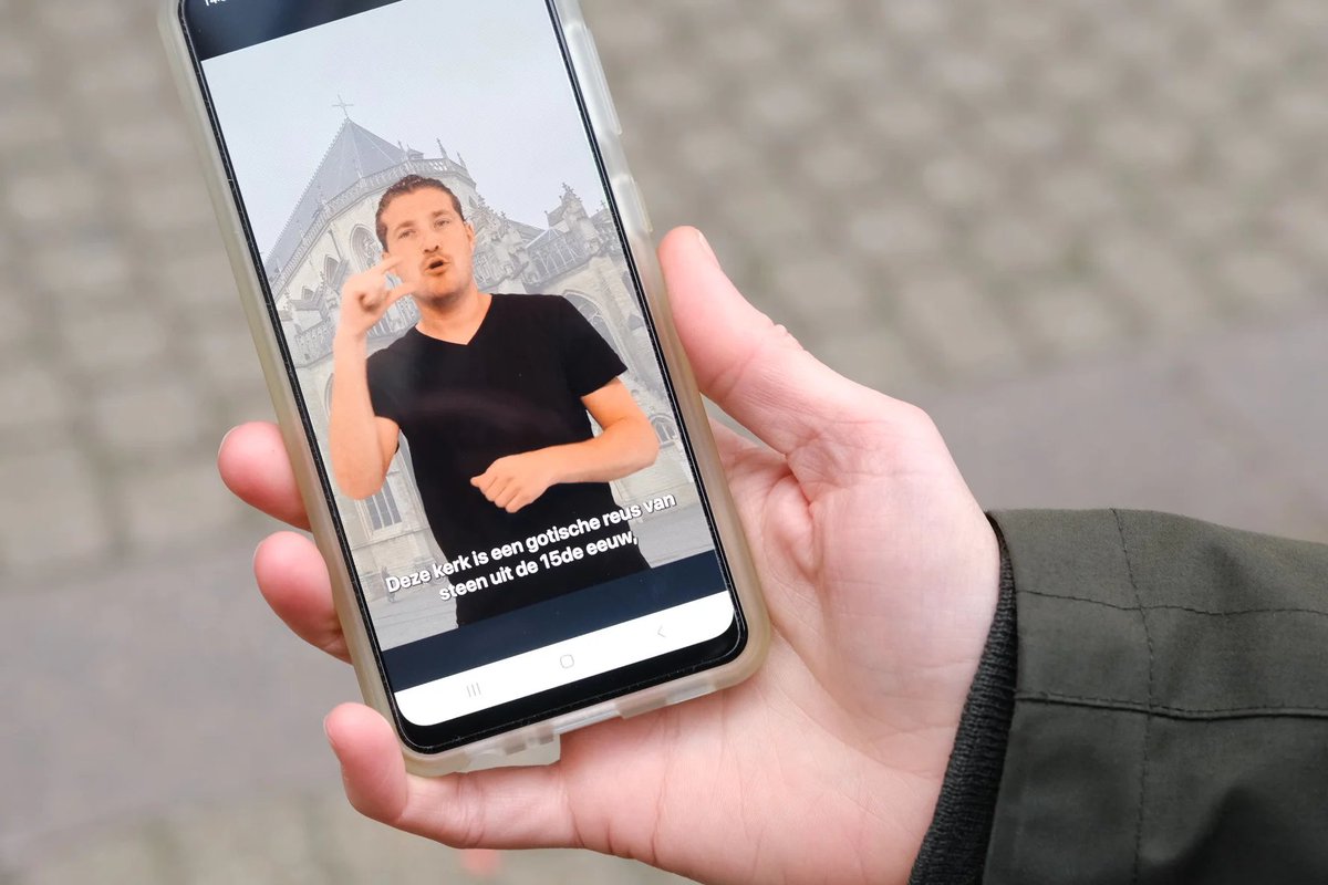 In #Leuven kan je vanaf nu stadswandeling volgen in gebarentaal, via Erfgoedapp. Visiotour is wandeling langs 15 toeristische punten. Bij elke stop kan je filmpje bekijken, met uitleg in Vlaamse gebarentaal of International Sign Language, met ondertiteling #robnieuws #robtv