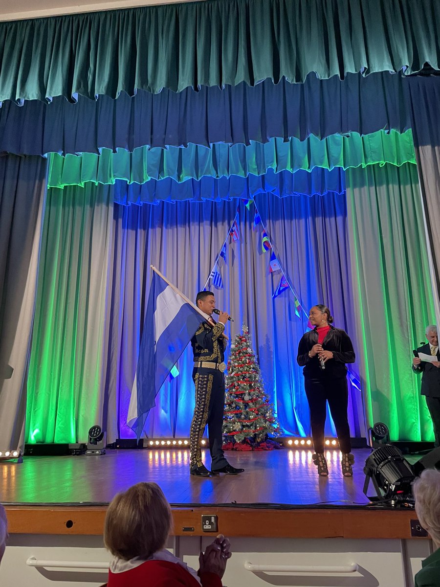We congratulate Alex Mauricio Castro, a Honduran artist who is succeeding in the United Kingdom.  Originally from Danli, he participates in various galas and charity events bringing his music and his heart to Honduras.  Congratulations !