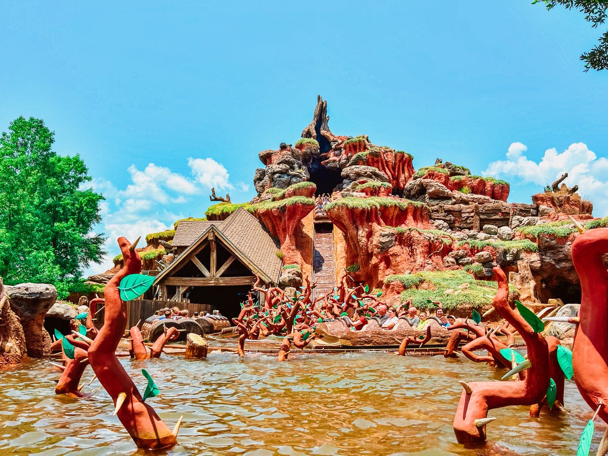 DSNYNewscast's tweet photo. BREAKING: Disney just announced that SPLASH MOUNTAIN at Walt Disney World will be closing on January 23, 2023, with the last day of operation being January 22nd.

Here's also some new artwork for Tiana's Bayou Adventure opening in 2024. #SplashMountain #TianasBayouAdventure #WDW https://t.co/DLOgoncAH4