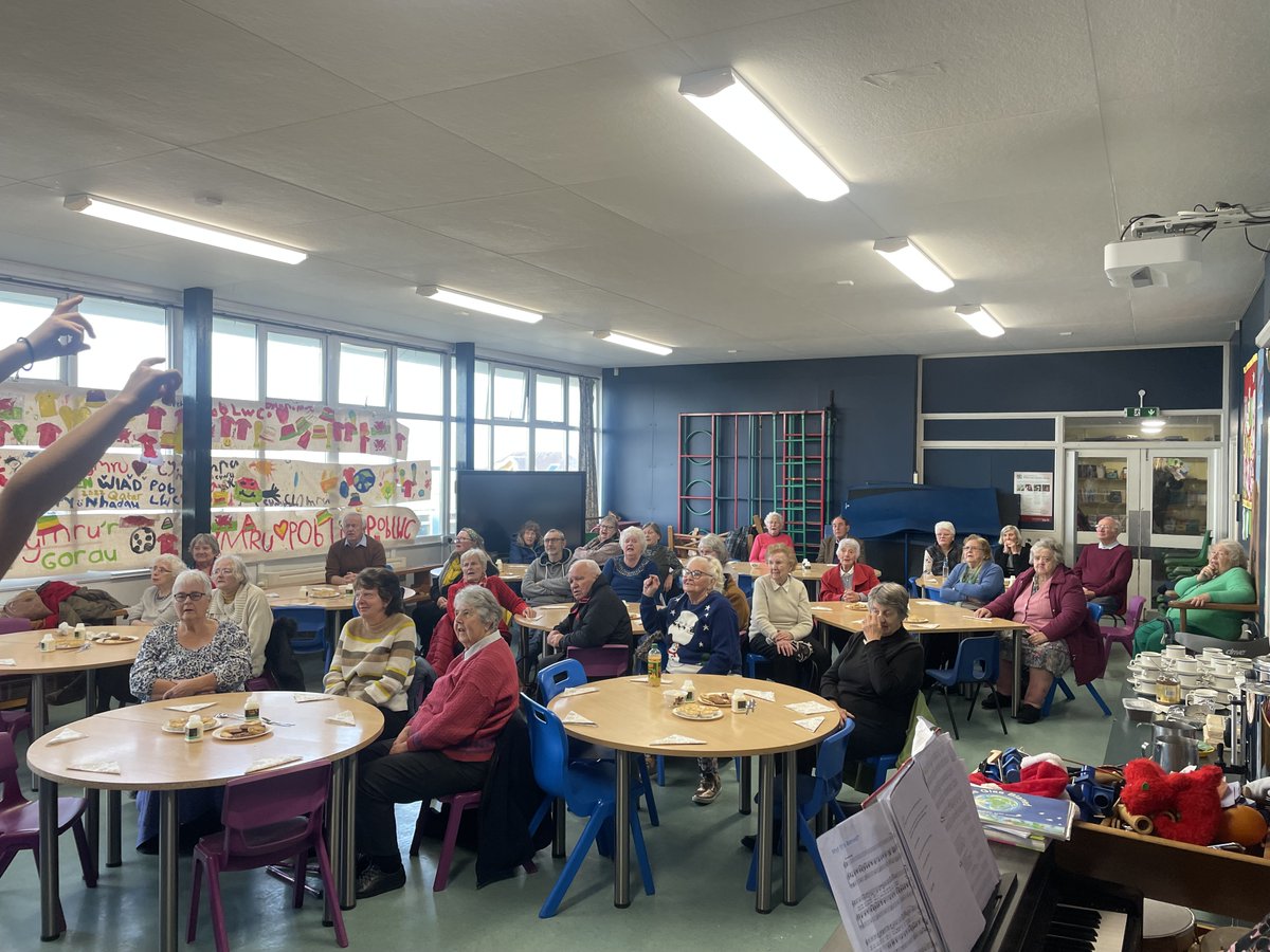 Ysgol_Aberaeron's tweet photo. Wythnos brysur yn yr ysgol -Sioe Nadolig am ddwy noson ac yna diddanu pobl o'r gymuned y prynhawn yma. A busy week at school - Christmas Show for two evenings and a wonderful afternoon today entertaining the people of the community. #moddifyw #cymuned #dinasyddionegwyddorol https://t.co/futBsXwiVD