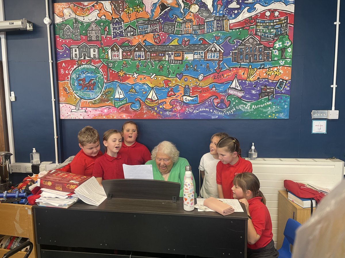 Ysgol_Aberaeron's tweet photo. Wythnos brysur yn yr ysgol -Sioe Nadolig am ddwy noson ac yna diddanu pobl o'r gymuned y prynhawn yma. A busy week at school - Christmas Show for two evenings and a wonderful afternoon today entertaining the people of the community. #moddifyw #cymuned #dinasyddionegwyddorol https://t.co/futBsXwiVD