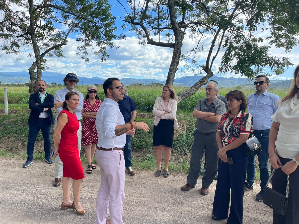 EUCA_Trade's tweet photo. Visitamos las áreas productivas del proyecto Mi Biósfera, proyecto financiado por la UE en Honduras que busca fortalecer la gestión del paisaje y la tierra, así como fomentar los enfoques de las cadenas de valor y el conocimiento del clima, la biodiversidad y los medios de vida. https://t.co/wibI9YYzun