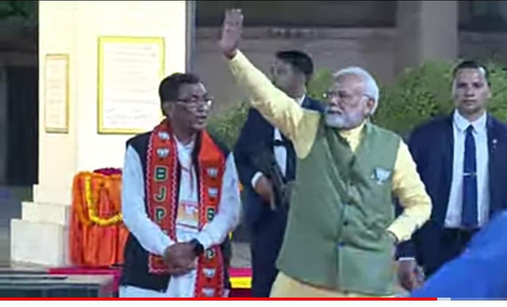 drkiritpsolanki's tweet photo. अहमदाबाद में “विजय विश्वास सम्मेलन” पहले , भव्य रॉड शो दौरान , सारंगपुर #डो_बाबासाहब की प्रतिमा पर , पुष्पमाला के वक्त , हमारे यशस्वी प्रधानमंत्री #NarendraModi जी का ऊष्मापूर्ण सत्कार करने का सौभाग्य मिलने पर प्रधानमंत्री जी का ह्रिदय से आभारी हु ।@narendramodi @PMOIndia https://t.co/okguphd1XB