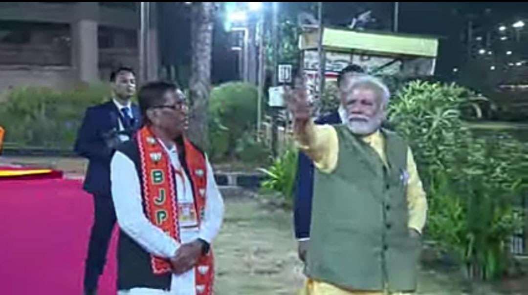 drkiritpsolanki's tweet photo. अहमदाबाद में “विजय विश्वास सम्मेलन” पहले , भव्य रॉड शो दौरान , सारंगपुर #डो_बाबासाहब की प्रतिमा पर , पुष्पमाला के वक्त , हमारे यशस्वी प्रधानमंत्री #NarendraModi जी का ऊष्मापूर्ण सत्कार करने का सौभाग्य मिलने पर प्रधानमंत्री जी का ह्रिदय से आभारी हु ।@narendramodi @PMOIndia https://t.co/okguphd1XB
