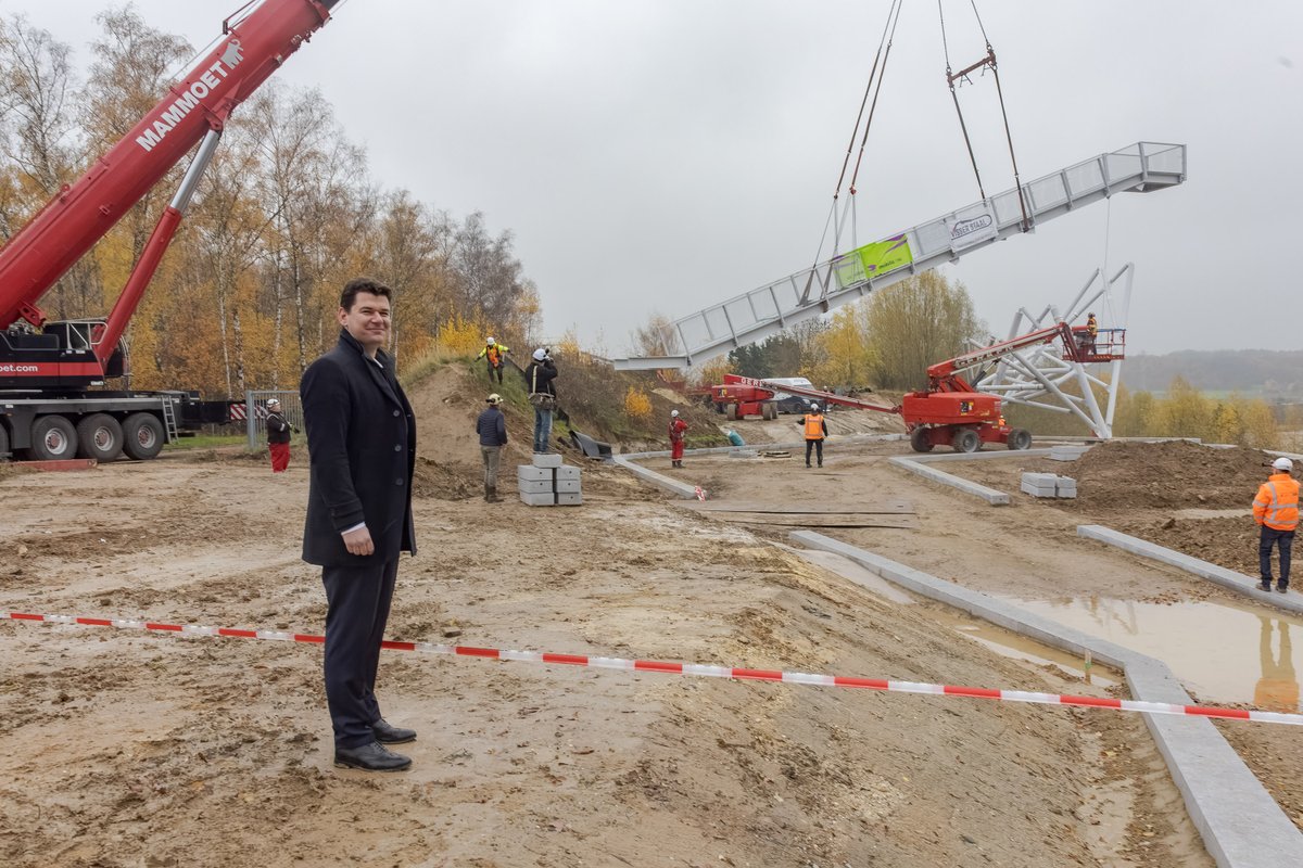 gemeenteheerlen's tweet photo. Vandaag werd een spectaculair uitkijkpunt geplaatst, genaamd ‘de transportband’, als onderdeel van project Rondje Groeves. Deze nieuwe recreatieve fietsroute biedt zicht op ons bijzondere delfstofgebied van zilverzand, bruinkool en steenkool. Meer info: https://t.co/H5iz8lB8aT https://t.co/5tn7W3W9r2