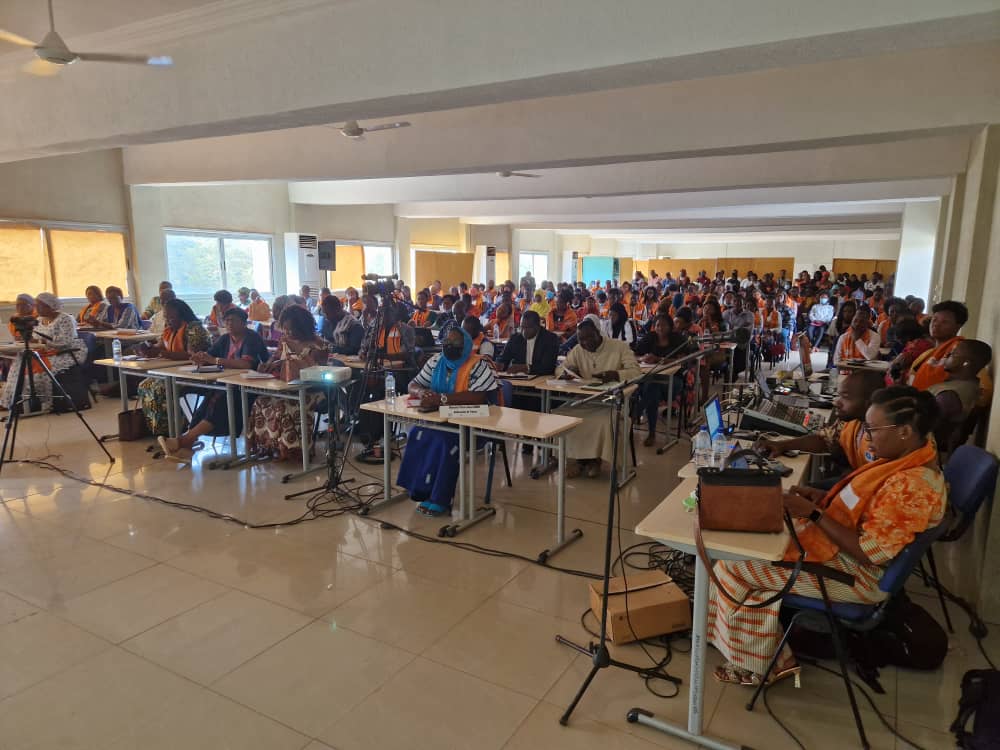 Salle pleine à craquer, et présence des invités de marque notamment le Dr Kargougou ministre de la santé du Burkina, et Dr Rubbo, conseiller régional en Santé mondiale du ministère des affaires étrangères de la France à notre panel et formation sur les VBG ce jour, à Ouaga !Merci