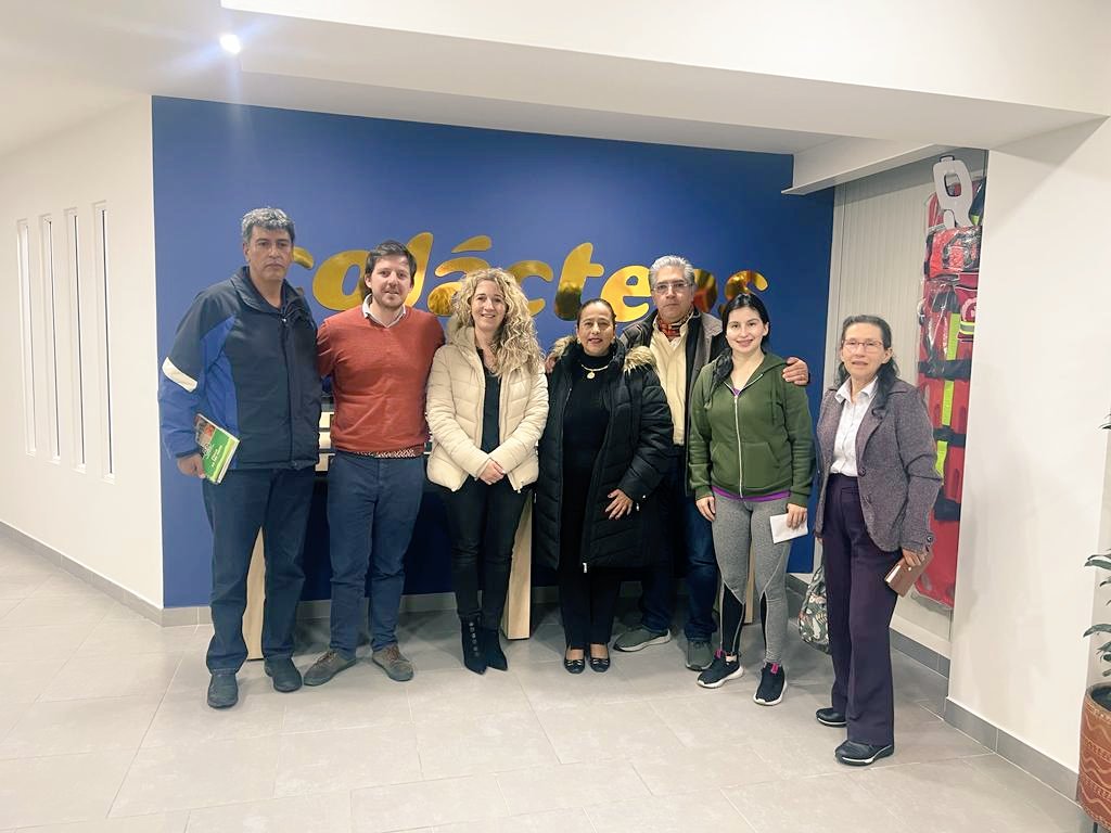 RafaLesmes's tweet photo. "Las personas son el centro de las cooperativas" @acodea_ grandes aprendizajes en la asesoría en Gobernanza con la cooperativa @MColacteos Gracias por vuestra profesionalidad, experiencia y calidad humana @Isolina34858453 @JoseLuisAntunA y por su apoyo a @AFD_es https://t.co/fDOdZFwMlw