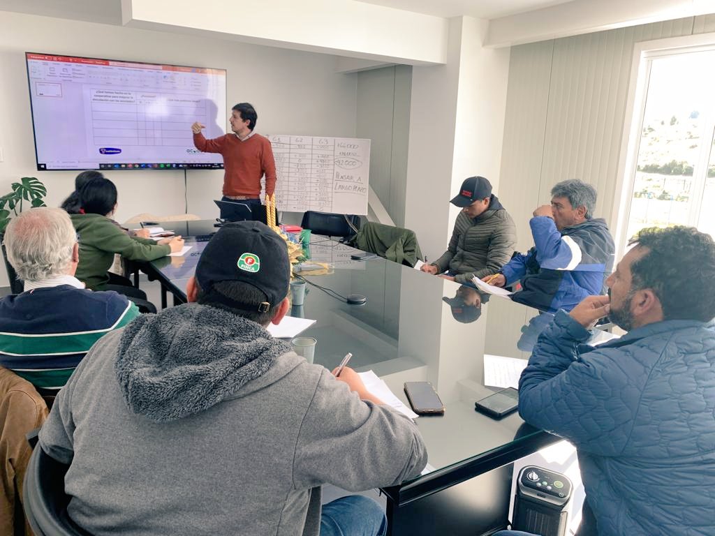 RafaLesmes's tweet photo. "Las personas son el centro de las cooperativas" @acodea_ grandes aprendizajes en la asesoría en Gobernanza con la cooperativa @MColacteos Gracias por vuestra profesionalidad, experiencia y calidad humana @Isolina34858453 @JoseLuisAntunA y por su apoyo a @AFD_es https://t.co/fDOdZFwMlw