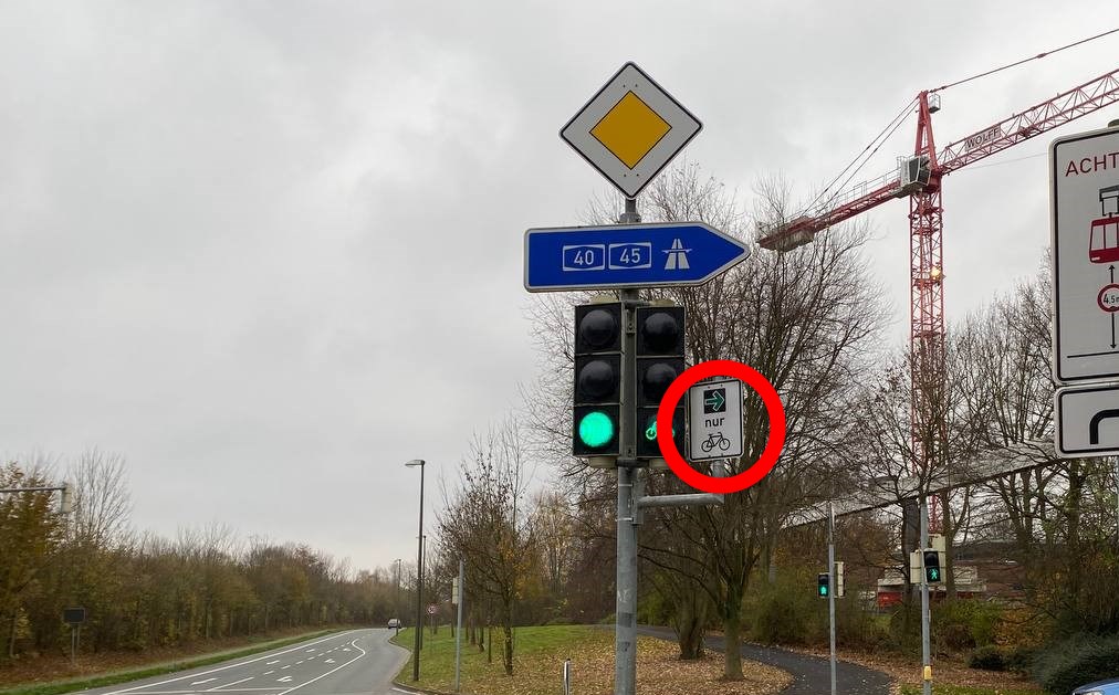 aufbruch_rad_do's tweet photo. An der TU #Dortmund gibt es jetzt den nächsten #Grünpfeil: Unsere Arbeitsgruppe für den Campus hatte den Antrag für's Abbiegen bei Rot vom Vogelpothsweg in die Otto-Hahn-Straße gestellt.
An der Marie-Curie-Allee in die Baroper Straße zum Campus Süd gibt's auch bald einen. https://t.co/O5uE6BV1v4