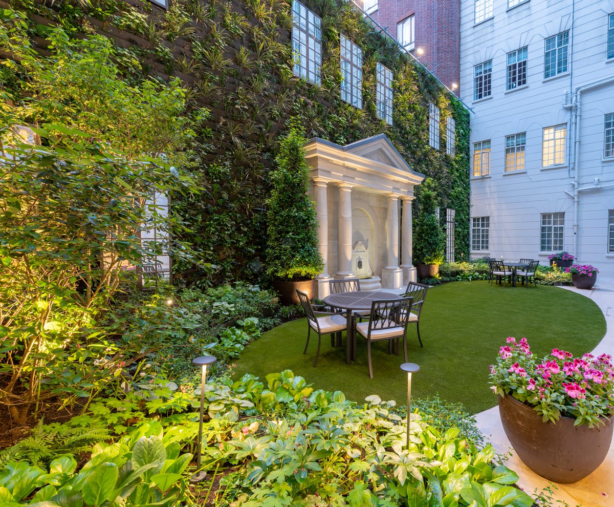 We are tremendously pleased to be the principal award winner at the @baliwards for the best ‘Exterior living wall installation’ at 15 Grosvenor Square.  
Architects: @LeesAssociates
BW Team: Meg Calow @stuartwallace4483 <a href="/WyerJohn/">John Wyer</a> 
#BALIAwards2022 #landscapingexcellence #Awards