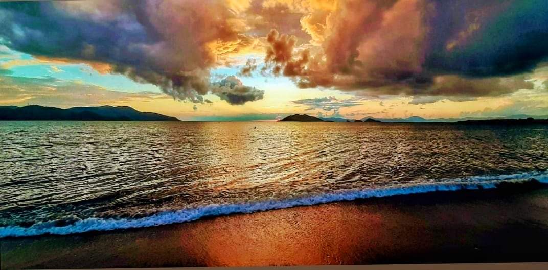 Havaya, toprağa ve suya düşer cemreler. 

Ancak başka türlü dördüncü bir cemre var ki yüreğe düşer,
Yakar kavurur.. 
Savurur.!

*Sinan Yağmur

Gün🧡Akşamda 🌧️🌦️💦