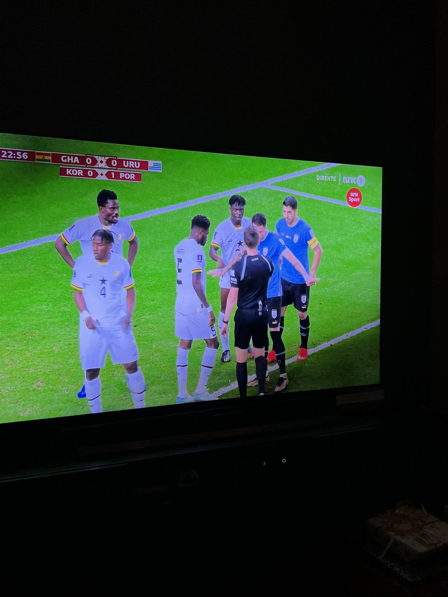 Hver kamp jeg har sett under VM har dommer vært inne og forklart reglene på dødball 🥵