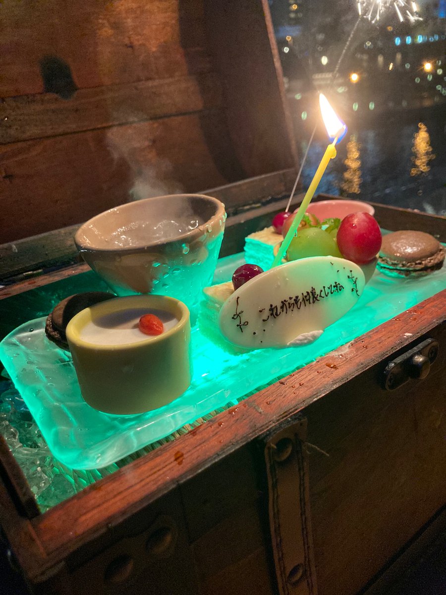 yusyabut's tweet photo. 今日はちょっとオシャレ���中華で乾杯（大阪堀江のブルー��♬）そのあとなんやかんやで終電逃して、ただいまタクシー車内なう😅笑 https://t.co/D5jsd9cuKM