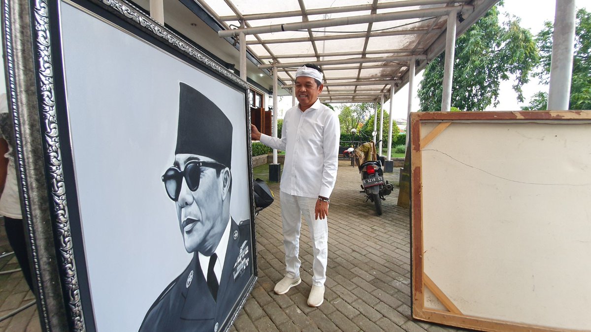 Gedung Kembar salah satu gedung unik berada di Purwakatta. Gedung ini peninggalan Belanda. Di bangunan tersebut saya menyimpan lukisan orang orang besar, dari HOS Cokroaminoto, Bung Karno hingga Habibie. Kini saya harus pergi meninggalkan bangunan itu dengan lukisan-lukisan itu.