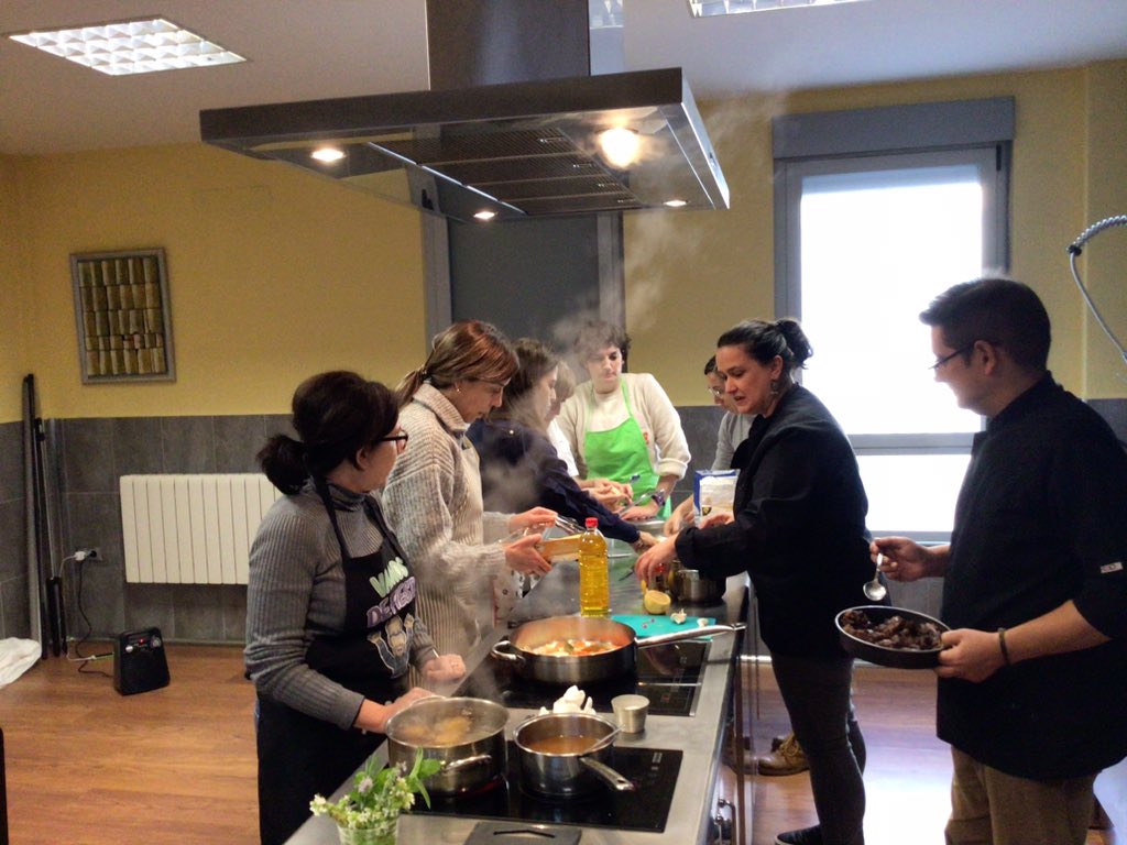 CFIECR_TIC's tweet photo. 3ª y última sesión del curso “Alimentación saludable”, actividad del itinerario formativo “desarrollo de competencias didácticas en educación para la salud” del @CEPAMAZARRASA, con Tomás y @paulacr en el @CFIE_CR. #formaciónCyL. https://t.co/7LkFwpBwB3