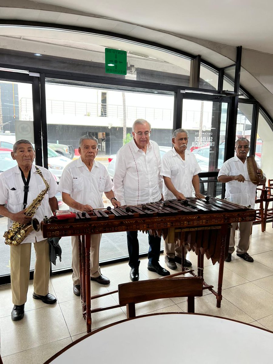 Con las notas musicales de El Sinaloense, al son de la marimba, reciben a <a href="/rochamoya_/">Rubén Rocha Moya</a> en La Parroquia, uno de los restaurantes más tradicionales de #Veracruz, donde hoy se llevarán  a cabo las Sesiones Ordinarias del Consejo Nacional de Seguridad Pública, y de Protección Civil.