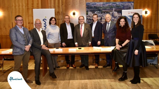 Fluvius_be's tweet photo. Restwarmte van glucose- en zetmeelfabriek gaat nieuwe stadsdeel aan kaaien in @stadAalst verwarmen. Fluvius sluit 30-jarige overeenkomst af met @Tereos en projectontwikkelaars Odebrecht en @GrpHuyzentruyt . Aanleg #klimaatneutraal #warmtenet start in 2024.
https://t.co/t6XGLw6FgY https://t.co/XOXTE1X3cN