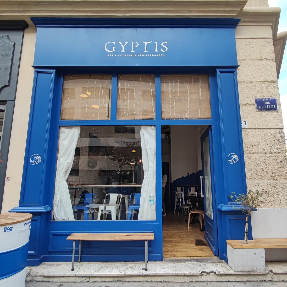 designmaker_off's tweet photo. Réalisation de la devanture Gyptis Cocktails Bar
#devanture #enseigne #sign #frontshop #colors #blue #bleu #woodworking #wood #bois #handmade #artisanal #couleur #bleu #montana #sikkens #cocktail #bar #wine #vin #beer #bière #marseille #designgrafic #design #designmaker https://t.co/nMOzpphc7q