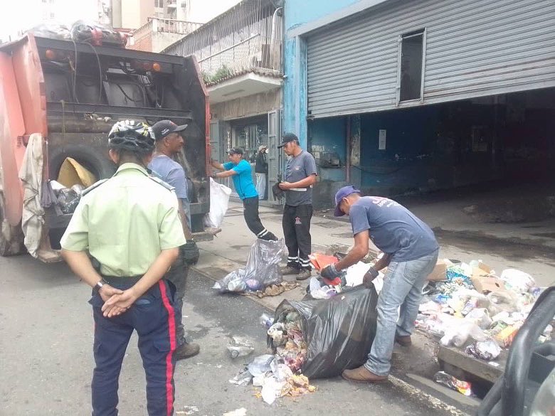 CnelMelendezF's tweet photo. En el marco del Plan Caracas Bella y Segura, nuestros funcionarios se encuentran en acompañamiento del personal de @supra_ccs en la recolección de desechos sólidos.

 #ExpoPortuguesa2022 https://t.co/hzgNrQleLn