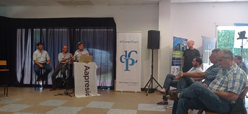 AapreMDQFangio's tweet photo. #EnVivo #UPAGanadera! Aprendiendo sobre #DesafiosGlobales @marcelotorres_c @CS_Divulgacion con pastoreo con @Santiguazzelli y #Sanidad #Bienestar #Animal con #Ricardo Chayer. #JuntosSabemosMas @aapresid @AapresidFangio  #Balcarce. https://t.co/59aYFoCUy6