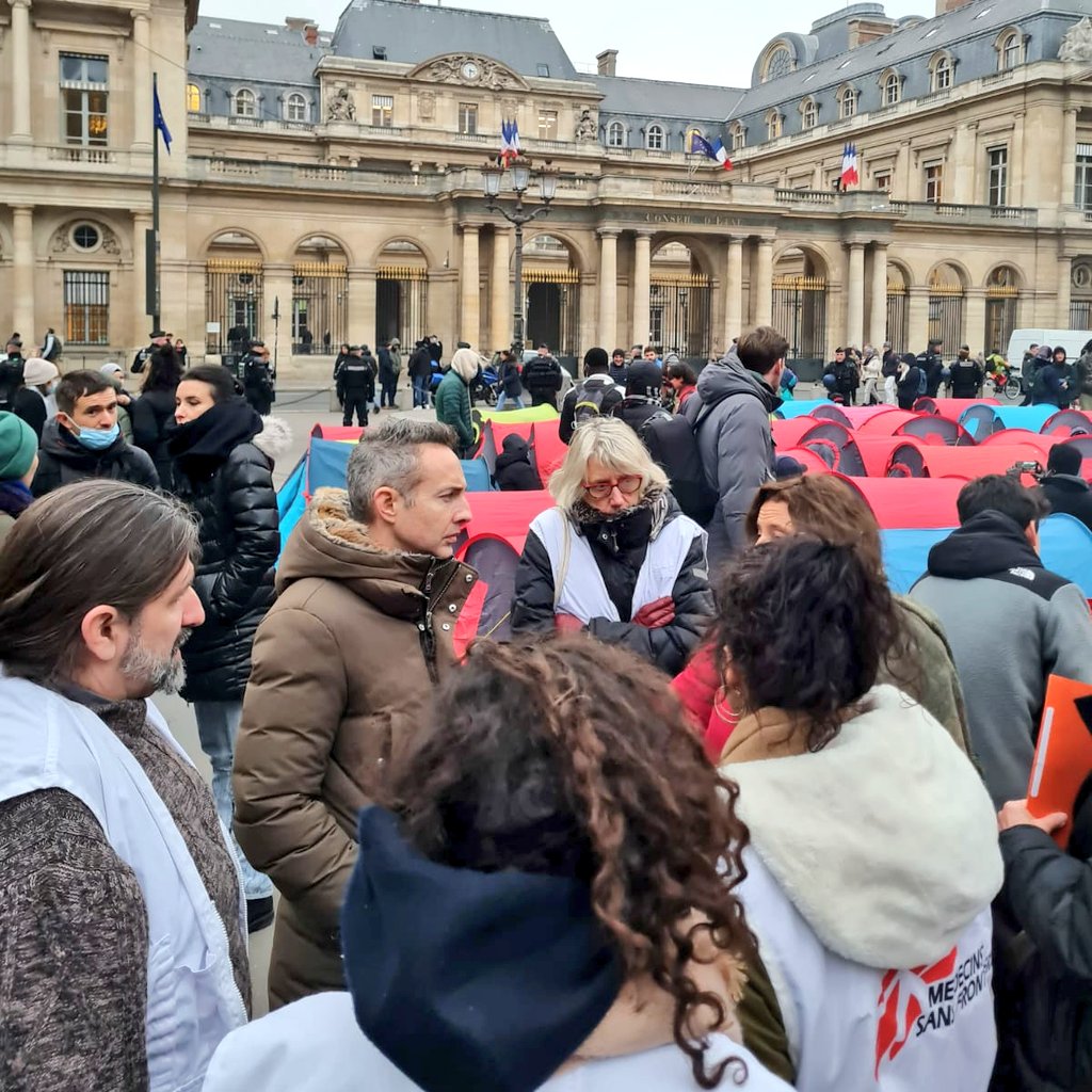 IanBrossat's tweet image. Il fait 5°C. 300 jeunes réfugiés en espadrilles campent devant le Conseil d'État pour demander un hébergement. 

À leurs côtés avec les associations, Paris est prête à mettre des lieux à disposition. 

Il faut que l'État organise leur mise à l'abri dans les plus brefs délais.
