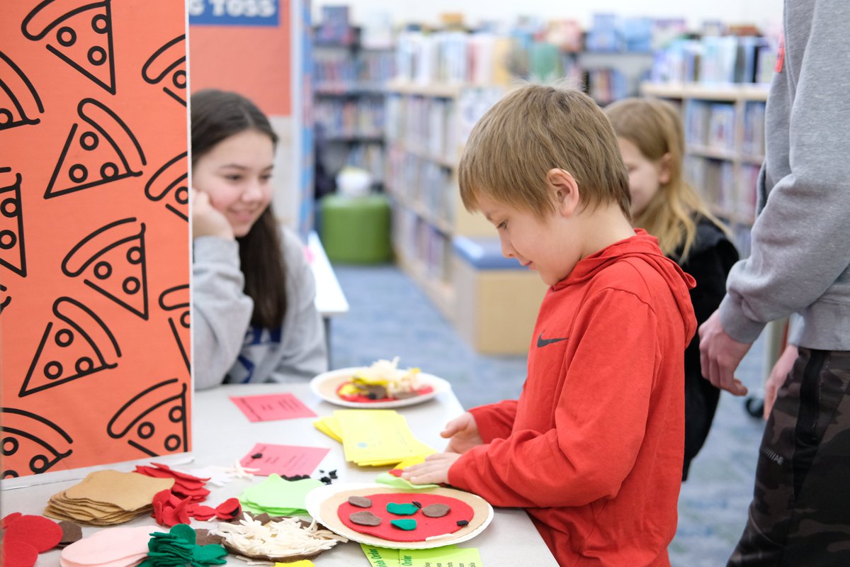 HSSD's tweet image. Bay Port DECA students are teaching Howard 2nd graders how to add and subtract money today! DECA is hosting a financial literacy fair as part of the younger learners' math lesson. #InnovativeProgramming #CaringLearningCommunity #AuthenticLearning