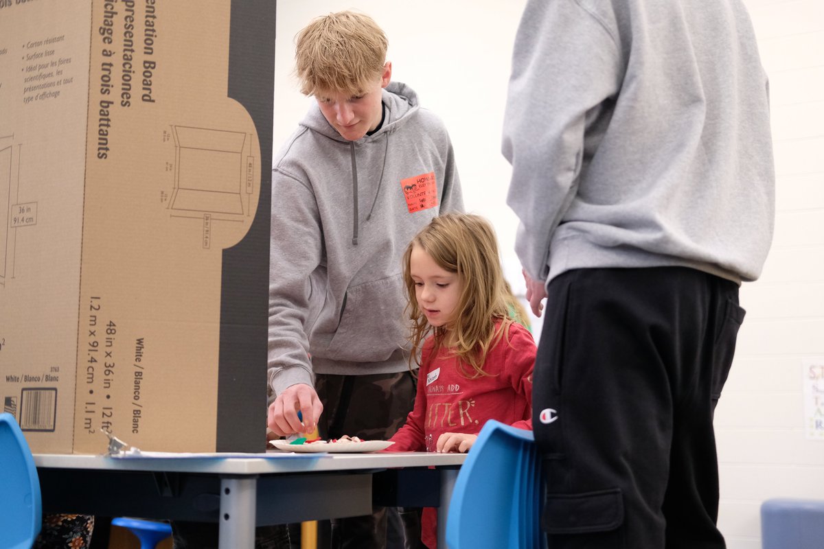 HSSD's tweet image. Bay Port DECA students are teaching Howard 2nd graders how to add and subtract money today! DECA is hosting a financial literacy fair as part of the younger learners' math lesson. #InnovativeProgramming #CaringLearningCommunity #AuthenticLearning