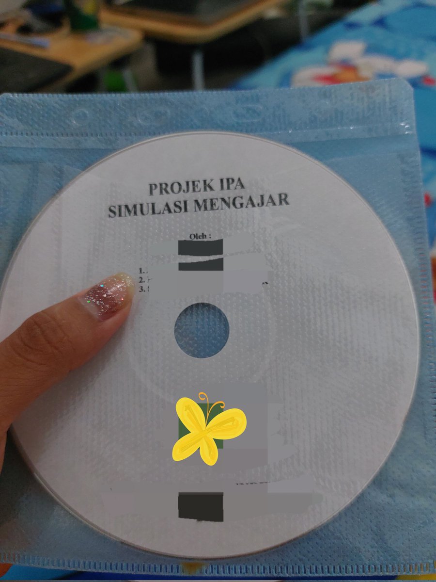 wangmouriiiii's tweet photo. Tadi ansil nitip dvd ipa nya, kamu yg bilang ya?
Aku juga udah buat dvd, 
Liaatt, lucuukaan. Cuma punya kita yg beda, https://t.co/KPcfNQFMFh