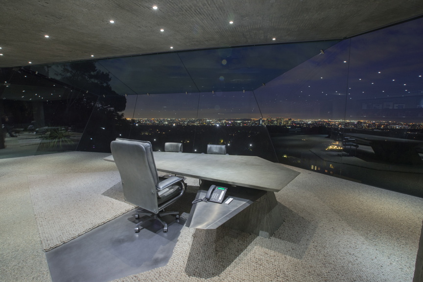 lfarrec's tweet photo. Club James:
James Goldstein es un hombre con un ojo perfeccionista por la estética. Inspirado por el enfoque social de los clubs europeos, él convirtió su casa de Los Ángeles, que ya era una maravilla arquitectónica, en una de las mejores experiencias de vida nocturna del mundo. https://t.co/F42zMfuyRB