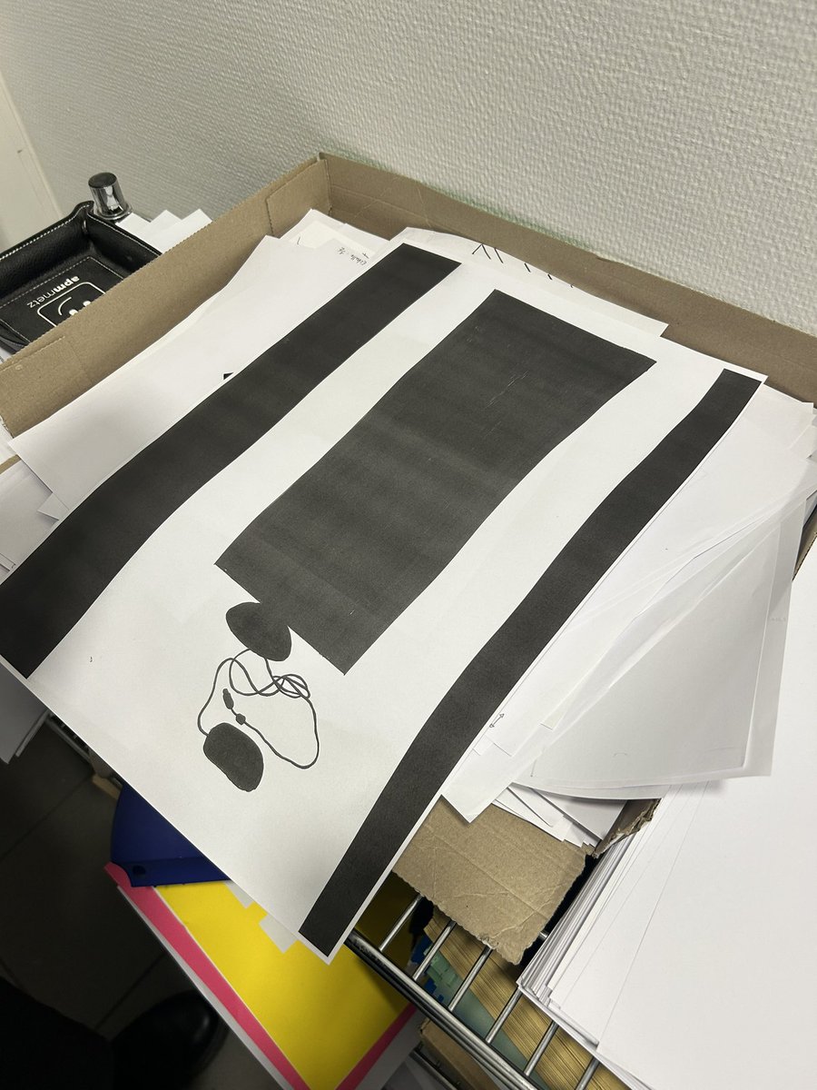 aesloii's tweet photo. actuellement entrain de passer mon aprem à photocopier, j’ai donc décider de déformer les dessins de mes camarades https://t.co/PWChEadCgo