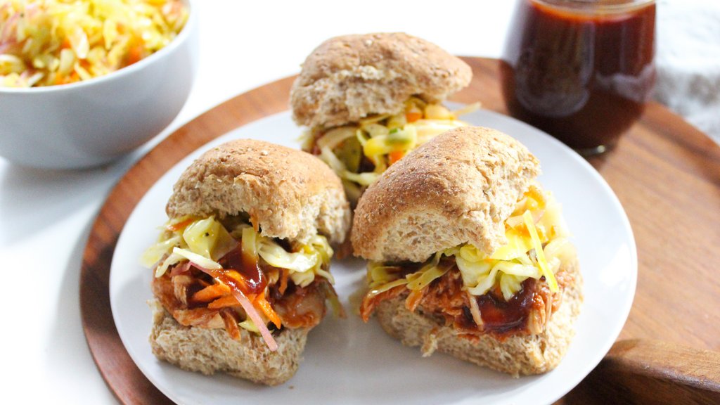 Need an easy appetizer? These BBQ chicken sliders are drizzled in barbecue sauce and topped with a tangy vinegar coleslaw! Recipe-->
fannetasticfood.com/bbq-chicken-sl…⁠
.⁠
.⁠
#sliders #easyappetizers #rdchat