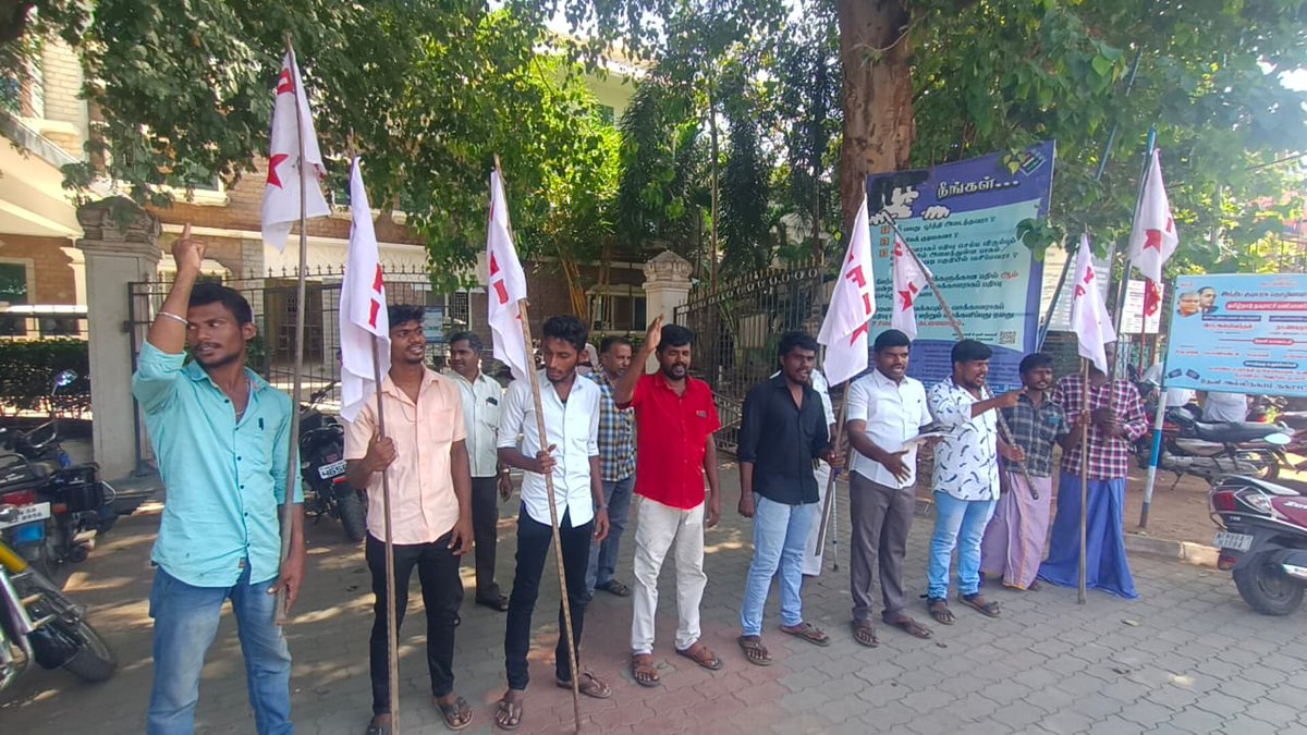 DyfiNadu's tweet photo. தமிழக அரசின் 152,115 அரசாணைகளை ரத்துசெய்ய வேண்டுமெனவும்,ஒன்றிய மாநில அரசுப்பணிகளில் தொகுப்பூதிய, ஒப்பந்த ஊதிய முறைகளை முற்றிலும் கைவிட வேண்டும் என வலியுறுத்தி DYFI சார்பில் தேனி அல்லிநகரம் நகராட்சி அலுவலகம் முன்பு கோரிக்கை விளக்க ஆர்ப்பாட்டம் நடைபெற்றது.
#DYFITamilNadu #go152 https://t.co/pP8C7Ar7A3
