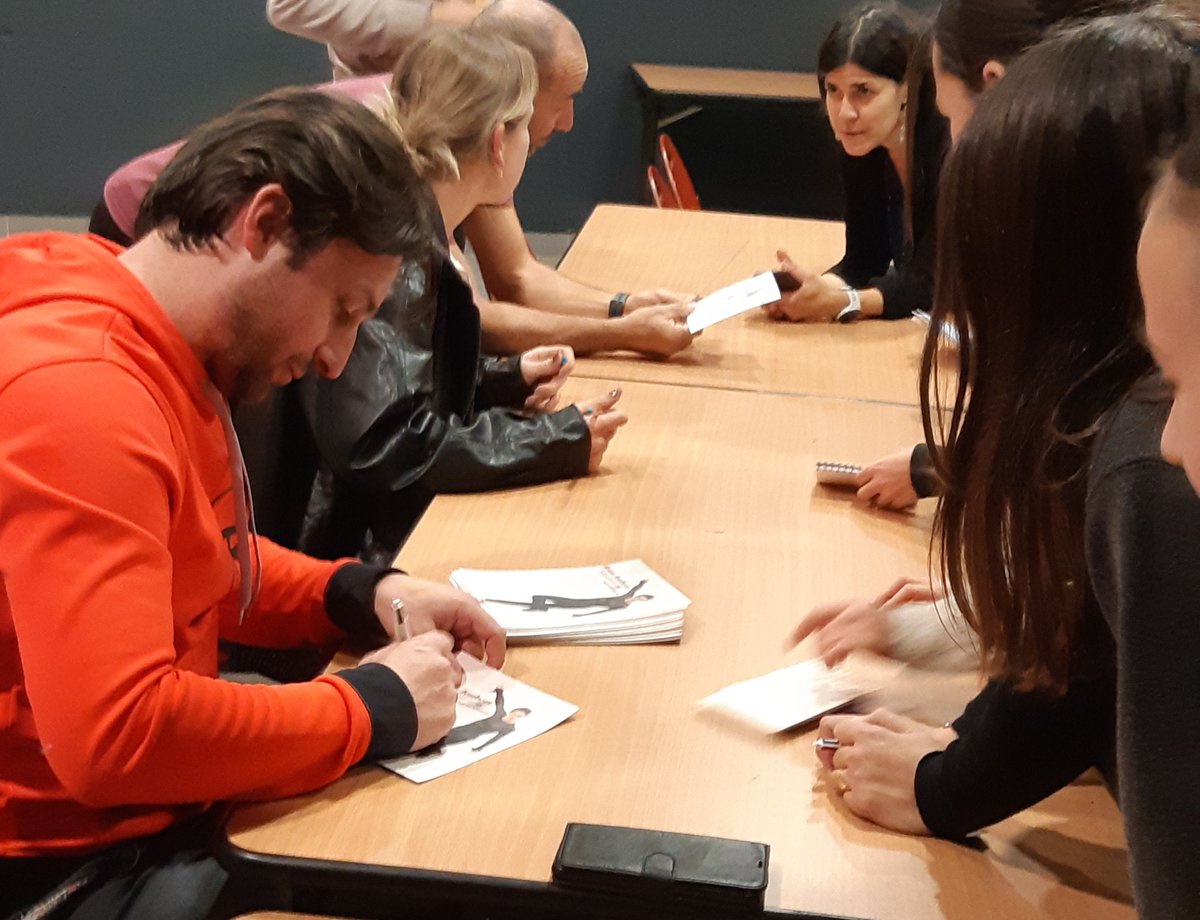 CollegeDaudet83's tweet photo. Rencontre avec Brian Joubert, ex-champion du monde de patinage artistique, avec son élève, au collège. L'occasion de découvrir l'univers d'un sportif de haut niveau : l'effort, la gestion du risque et du stress, la technique, le mode de vie, le plaisir de se surpasser...Merci ! https://t.co/HkjDTzNcE4